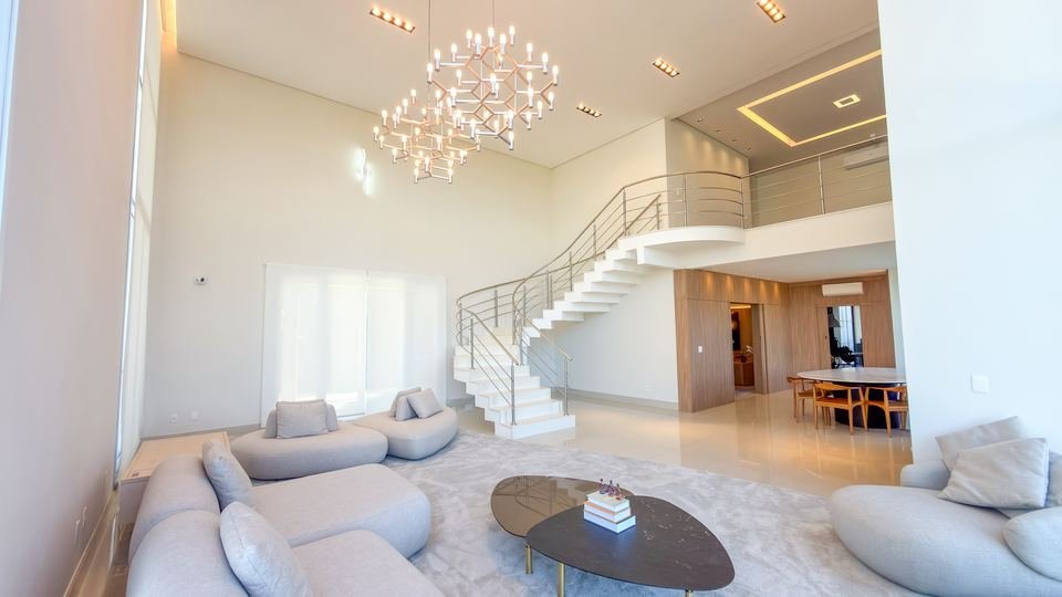 Sala de estar vista do canto, com o mezanino ao fundo